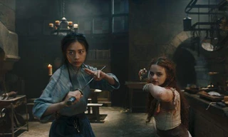 Ngô Thanh Vân trở lại hình tượng đả nữ cực ngầu bên nữ chính "The Kissing Booth" Joey King