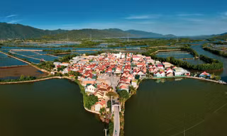 "Ngôi làng lẻ loi" tại Khánh Hòa gây trầm trồ với vị trí độc lạ như một ốc đảo