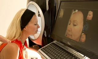 Cô Alison Steadman đến khám da trước khi tiến hành thử nghiệm