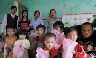 Báo Tiền phong tặng sữa cho trẻ em gia đình khó khăn