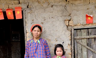 Bé Nhì và mẹ hàng ngày mong các y, bác sĩ đến chữa bệnh