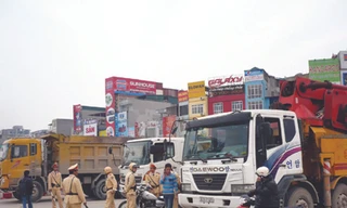 Gần 10 hung thần đã được CSGT xử lý tại nút Nguyễn Trãi - Khuất Duy Tiến chiều qua do đi vào giờ cấm Ảnh: Trọng Đảng