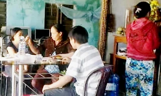 Cách chữa bệnh kỳ quái vẫn dụ được nhiều người nhẹ dạ. Ảnh: Nguyễn Huy