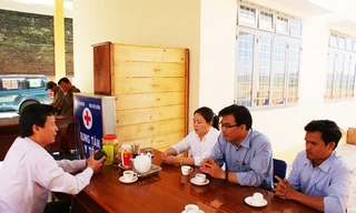 Lãnh đạo Sở Y tế trong một lần về làm việc tại huyện Ia H'Drai
