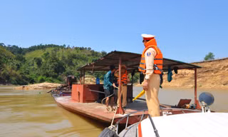 Phát hiện tàu khai thác cát trái phép tại vùng cấm trên sông Krông Ana