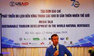 Ông Jake Brunner quyền trưởng đại diện IUCN trình bày đề dẫn tại hội thảo
