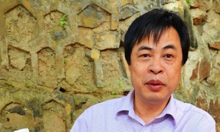 Ông Vũ Đại Dương chỉ rõ nhiều dấu hiệu phạm pháp trên chai phân bón của công ty Thuận Phong