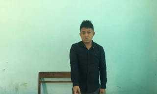 Nghi phạm Nguyễn Ngọc Viên và tang vật vụ án. Ảnh: Huy Hoàng