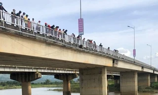 Dân chúng tập trung theo dõi các lực lượng phối hợp mò vớt thiếu nữ