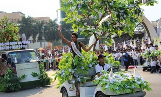 Hoa hậu H'Hen Niê vui tươi vẫy chào đồng bào đứng xem Lễ hội đường phố