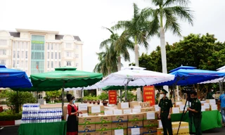 Đại diện báo Tiền Phong chuyển quà tặng 8 Trạm-Chốt biên giới cho Bộ chỉ huy Bộ đội biên phòng tỉnh Đắk Lắk