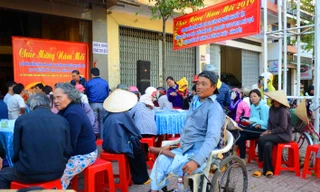 Cả trăm người khuyết tật và già yếu neo đơn được mời đến nhận quà