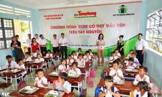 Bữa cơm tình nghĩa đầy niềm vui 