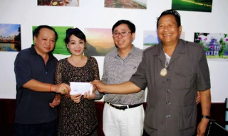 Lãnh sự Nguyễn Văn Hải nhận tượng trưng trước tại Pakse số tiền báo Tiền Phong giúp đỡ đồng bào bị nạn ở Lào