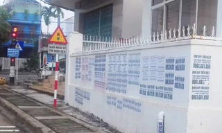 Chỉ qua 1 đêm là cả mảng tường đã bị dán kín quảng cáo
