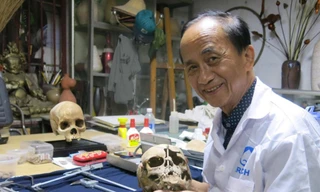 PGS.TS. Nguyễn Lân Cường và sọ bé gái tiền sử 4 tuổi đã được phục nguyên.