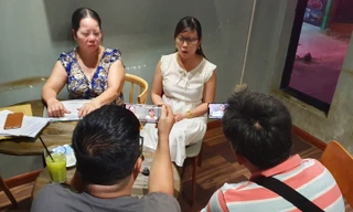 Chị Sen (bên trái) và chị Nhung (bên phải) công khai tố cáo từng bị ông Bảy quấy rối.