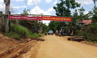 Dân chặn không cho xe vào nơi thi công thủy điện