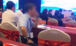 Túi "thuốc gia truyền Ama Kông Khăm Phết Lào" tặng quan khách dự hội nghị