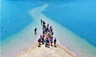 Con đường thủy triều nối bờ với Nhất Tự Sơn