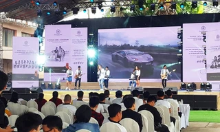 Tặng sách và sắm siêu xe hàng trăm tỉ đồng là điều bà Thảo phản đối