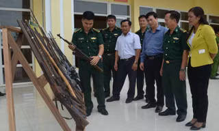Trưng bày vũ khí tàng trữ trái phép đã thu hồi