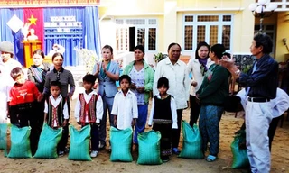 Cấp gạo cho học sinh nghèo (ảnh Lê Nhuận)