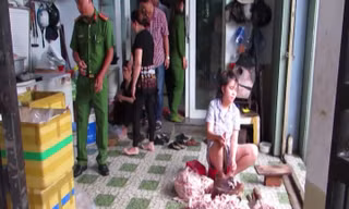 Sơ chế chân gà đã bốc mùi (ảnh T.Bình)
