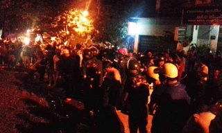 Dân chúng hiếu kỳ tại hiện trường vụ án 