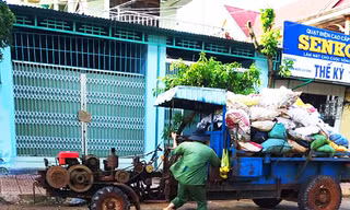 Hối hả xúc và chở rác khỏi thị trấn