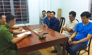 Năm người đốt pháo đêm giao thừa bị công an phát hiện, xử lý.