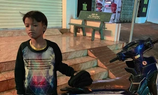 Cháu Khang và chiếc xe máy tại thời điểm được người dân phát hiện