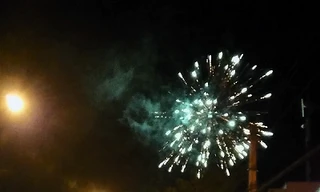 Pháo hoa nổ sáng rực đường Võ Văn Kiệt, phường Khánh Xuân