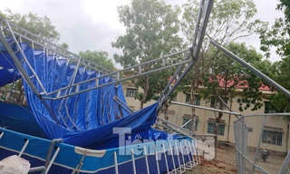 Hiện trường mái che bể bơi trường THCS Hòa Phú bị sập