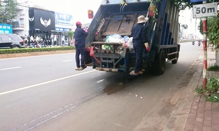 Xe chở rác xả nước bẩn ra đường Lê Duẩn