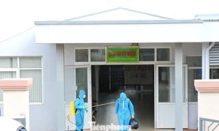 Ngành Y tế Đắk Lắk đưa những người nghi vấn đi cách ly và theo dõi tại địa điểm mới