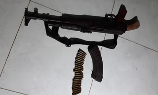 Súng AK và băng đạn còn nguyên của Tùng để gây án