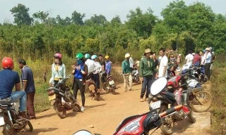 Đông đảo người dân có mặt ở hiện trường