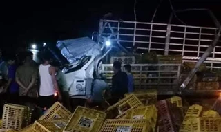 Hiện trường vụ tai nạn lật xe tải chở gà khiến 3 người thương, vong