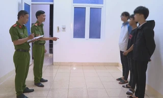 Nhóm học sinh tại cơ quan công an