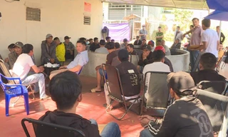 Bắt quả tang con bạc sát phạt bằng bia, thuốc lá giá cao