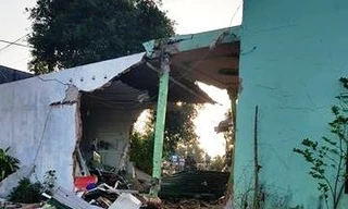 Xe ben đâm sập 3 nhà dân, nhiều người may mắn thoát nạn