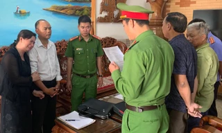 Cơ quan điều tra đọc lệnh đọc tạm giam bị can Đỗ Văn Hưu (áo trắng)