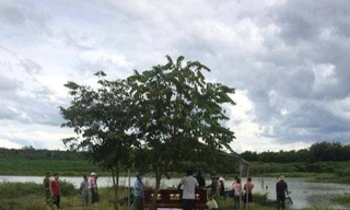 Cơ quan chức năng địa phương đang tiến hành khám nghiệm hiện trường, khám nghiệm tử thi người phụ nữ xấu số