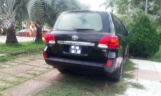 Một chiếc xe công Toyota Land Cruiser Prado VX đậu trước Trung tâm hội nghị tỉnh Đắk Nông:(ảnh minh hoạ)
