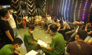 Công an đang làm việc với các đối tượng