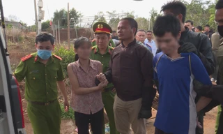 Lực lượng chức năng giải cứu thanh công 2 cháu nhỏ bị bố mẹ nhốt trong nhà nhiều ngày