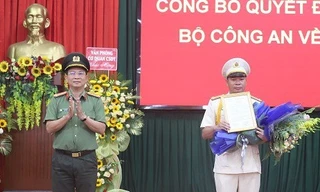 Thượng tá Nguyễn Tường Vũ (bên phải) giữ chức vụ Phó giám đốc Công an tỉnh Đắk Nông