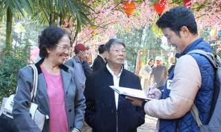 Ông Lê Văn Nguyện và bà Lê Thị Thừa Gái trò chuyện với phóng viên