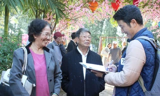 Ông Lê Văn Nguyện và bà Lê Thị Thừa Gái trò chuyện với phóng viên